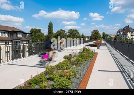 Das Teilstück des Radschnellweg Ruhr (RS1) zwischen dem Mülheimer Hauptbahnhof über den Stadt-Viadukt Mülheim bis zur Ruhrbrücke. Foto Stock