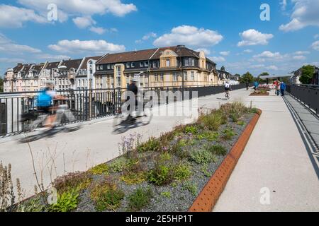 Das Teilstück des Radschnellweg Ruhr (RS1) zwischen dem Mülheimer Hauptbahnhof über den Stadt-Viadukt Mülheim bis zur Ruhrbrücke. Foto Stock