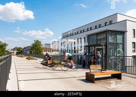 Das Teilstück des Radschnellweg Ruhr (RS1) zwischen dem Mülheimer Hauptbahnhof über den Stadt-Viadukt Mülheim bis zur Ruhrbrücke. Foto Stock
