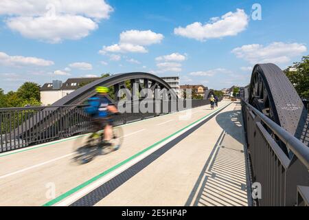 Das Teilstück des Radschnellweg Ruhr (RS1) zwischen dem Mülheimer Hauptbahnhof über den Stadt-Viadukt Mülheim bis zur Ruhrbrücke. Foto Stock