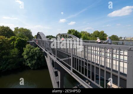 Das Teilstück des Radschnellweg Ruhr (RS1) zwischen dem Mülheimer Hauptbahnhof über den Stadt-Viadukt Mülheim bis zur Ruhrbrücke. Foto Stock