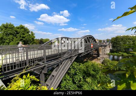 Das Teilstück des Radschnellweg Ruhr (RS1) zwischen dem Mülheimer Hauptbahnhof über den Stadt-Viadukt Mülheim bis zur Ruhrbrücke. Foto Stock