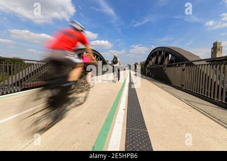 Das Teilstück des Radschnellweg Ruhr (RS1) zwischen dem Mülheimer Hauptbahnhof über den Stadt-Viadukt Mülheim bis zur Ruhrbrücke. Foto Stock