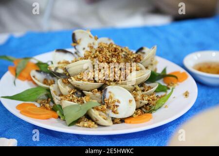 Vongole bianche saltate in padella con aglio croccante, stile vietnamita Foto Stock