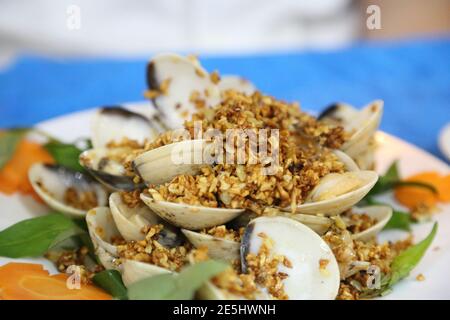 Vongole bianche saltate in padella con aglio croccante, stile vietnamita Foto Stock