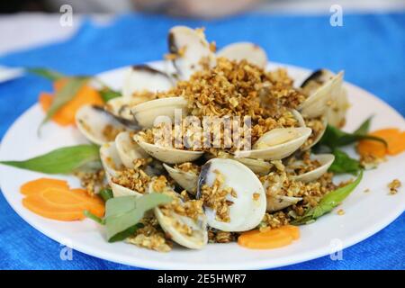 Vongole fritte con aglio croccante, stile vietnamita Foto Stock