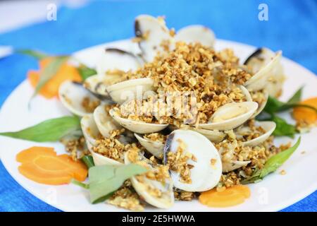 Vongole fritte con aglio croccante, stile vietnamita Foto Stock