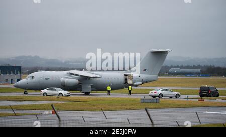 Glasgow, Scozia, Regno Unito. 28 Gennaio 2021. Nella foto: Il primo ministro britannico Boris Johnson arriva dal suo aereo all'aeroporto di Glasgow segnalando l'inizio della sua visita in Scozia. La sua visita è stata oggetto di polemiche a causa del divieto di viaggio che il primo ministro scozzese Nicola Sturgeon ha messo in atto per interrogarsi se la visita del PM sia o meno un viaggio essenziale. Il sig. Johnson è in attività importanti per mantenere i legami con l'Unione. Credit: Colin Fisher/Alamy Live News Foto Stock