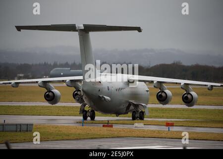 Glasgow, Scozia, Regno Unito. 28 Gennaio 2021. Nella foto: Il primo ministro britannico Boris Johnson arriva dal suo aereo all'aeroporto di Glasgow segnalando l'inizio della sua visita in Scozia. La sua visita è stata oggetto di polemiche a causa del divieto di viaggio che il primo ministro scozzese Nicola Sturgeon ha messo in atto per interrogarsi se la visita del PM sia o meno un viaggio essenziale. Il sig. Johnson è in attività importanti per mantenere i legami con l'Unione. Credit: Colin Fisher/Alamy Live News Foto Stock