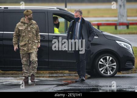 Glasgow, Scozia, Regno Unito. 28 Gennaio 2021. Nella foto: Il primo ministro britannico Boris Johnson arriva dal suo aereo all'aeroporto di Glasgow segnalando l'inizio della sua visita in Scozia. La sua visita è stata oggetto di polemiche a causa del divieto di viaggio che il primo ministro scozzese Nicola Sturgeon ha messo in atto per interrogarsi se la visita del PM sia o meno un viaggio essenziale. Il sig. Johnson è in attività importanti per mantenere i legami con l'Unione. Credit: Colin Fisher/Alamy Live News Foto Stock