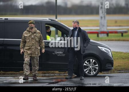 Glasgow, Scozia, Regno Unito. 28 Gennaio 2021. Nella foto: Il primo ministro britannico Boris Johnson arriva dal suo aereo all'aeroporto di Glasgow segnalando l'inizio della sua visita in Scozia. La sua visita è stata oggetto di polemiche a causa del divieto di viaggio che il primo ministro scozzese Nicola Sturgeon ha messo in atto per interrogarsi se la visita del PM sia o meno un viaggio essenziale. Il sig. Johnson è in attività importanti per mantenere i legami con l'Unione. Credit: Colin Fisher/Alamy Live News Foto Stock