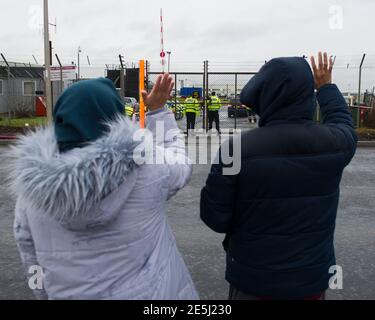 Glasgow, Scozia, Regno Unito. 28 Gennaio 2021. Nella foto: Il primo ministro britannico Boris Johnson arriva dal suo aereo all'aeroporto di Glasgow segnalando l'inizio della sua visita in Scozia. La sua visita è stata oggetto di polemiche a causa del divieto di viaggio che il primo ministro scozzese Nicola Sturgeon ha messo in atto per interrogarsi se la visita del PM sia o meno un viaggio essenziale. Il sig. Johnson è in attività importanti per mantenere i legami con l'Unione. Credit: Colin Fisher/Alamy Live News Foto Stock