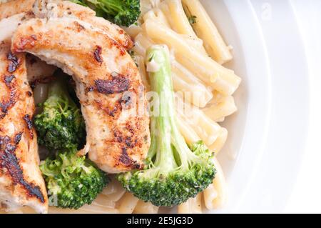 pollo alla griglia e salsa cremosa alle erbe al limone sopra il pas di casareccia Foto Stock