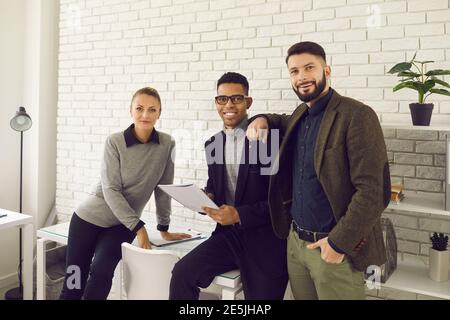 Ritratto di gruppo di persone di successo diverse business nel loro ufficio aziendale Foto Stock