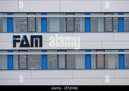 28 gennaio 2021, Sassonia-Anhalt, Magdeburgo: Il termine "FAM" è scritto sulla façade della sede centrale del produttore. Con una ricerca presso il FAM, la polizia e i pubblici ministeri hanno indagato le indicazioni di possibili embezzamenti a spese dell'azienda. Il nuovo management della società aveva precedentemente depositato accuse penali di appropriazione indebita contro i membri del vecchio management. Secondo un portavoce dell'Ufficio di polizia penale dello Stato, oltre 100 ufficiali hanno cercato locali residenziali e commerciali in diversi stati. La ricerca è stata diretta contro gli ex azionisti e gli amministratori delegati. È s Foto Stock