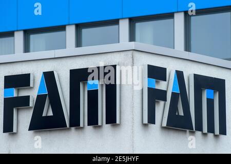 28 gennaio 2021, Sassonia-Anhalt, Magdeburgo: Il termine "FAM" è scritto sul façade di un edificio di fabbrica del produttore di impianti FAM. Con una ricerca presso il FAM, la polizia e i pubblici ministeri hanno indagato le indicazioni di possibili embezzamenti a spese dell'azienda. La nuova direzione della società aveva precedentemente depositato accuse penali di appropriazione indebita contro persone del vecchio management. Secondo un portavoce dell'Ufficio di polizia penale dello Stato, oltre 100 ufficiali hanno cercato locali residenziali e commerciali in diversi stati. La ricerca è stata rivolta agli ex azionisti e alla gestione di Foto Stock