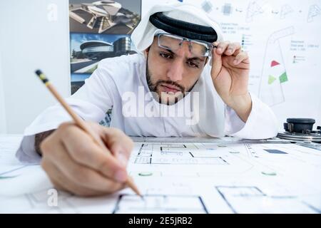 Architetto maschile che prepara un nuovo progetto nel suo ufficio Foto Stock