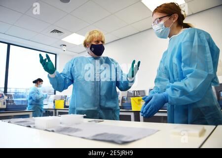 Il primo ministro Boris Johnson (a sinistra) è rappresentato dal Lighthouse Laboratory, utilizzato per il trattamento di campioni di reazione a catena della polimerasi (PCR) per il coronavirus, durante una visita al campus della Queen Elizabeth University Hospital di Glasgow durante la sua visita di un giorno in Scozia. Data immagine: Giovedì 28 gennaio 2021. Foto Stock