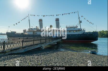 Russia, Irkutsk, 2020 agosto: Angara è un vaporizzatore rompighiaccio della flotta russa e sovietica, attualmente una nave museo Foto Stock