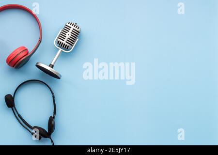 Registrazione con cuffie professionali e microfono, vista dall'alto Foto Stock