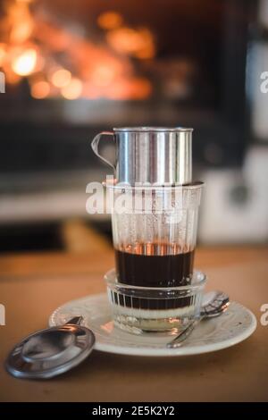 Metodo tradizionale preparazione alternativa del caffè vietnamita Foto Stock