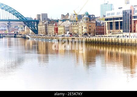 Vista del Quayside da Gateshead a Newcastle upon Tyne, Tyneside, Inghilterra nord-orientale, Regno Unito Foto Stock
