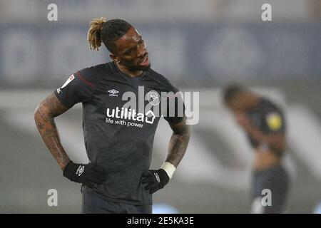 Swansea, Regno Unito. 27 gennaio 2021. Ivan Toney di Brentford guarda sopra. EFL Skybet Championship, Swansea City contro Brentford al Liberty Stadium di Swansea mercoledì 27 gennaio 2021. Questa immagine può essere utilizzata solo per scopi editoriali. Solo per uso editoriale, è richiesta una licenza per uso commerciale. Nessun utilizzo nelle scommesse, nei giochi o nelle pubblicazioni di un singolo club/campionato/giocatore. pic di Andrew Orchard/Andrew Orchard sports photography/Alamy Live news Credit: Andrew Orchard sports photography/Alamy Live News Foto Stock