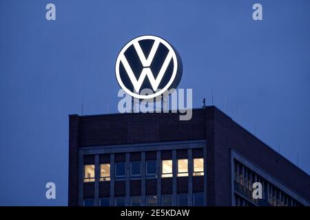 WOLFSBURG, GERMANIA - 27 gennaio 2021: Wolfsburg, bassa Sassonia, Germania - 27 gennaio 2021: Sede della Volkswagen AG a Wolfsburg, Germania Foto Stock