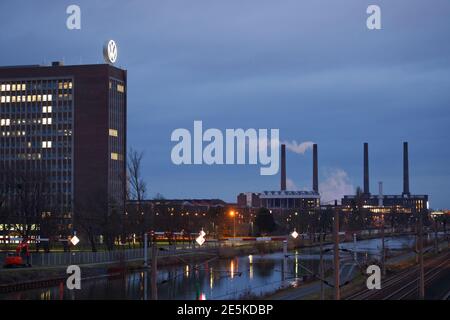 WOLFSBURG, GERMANIA - 27 gennaio 2021: Wolfsburg, bassa Sassonia, Germania - 27 gennaio 2021: Sede della Volkswagen AG a Wolfsburg, Germania Foto Stock