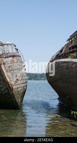 Due vecchie barche in legno in disintegrazione. Foto Stock