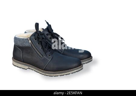 stivali isolati in pelle su fondo bianco. scarpe da uomo in vera pelle e  pelliccia Foto stock - Alamy