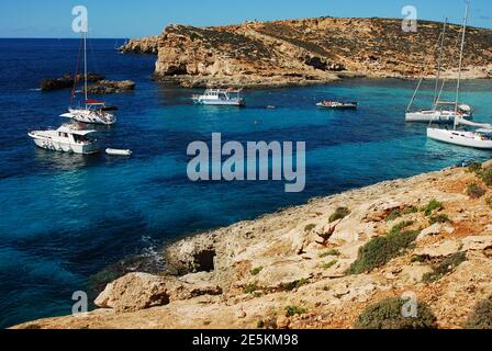 La Laguna Blu dell'Isola di Comino è la destinazione turistica più famosa delle isole maltesi Foto Stock