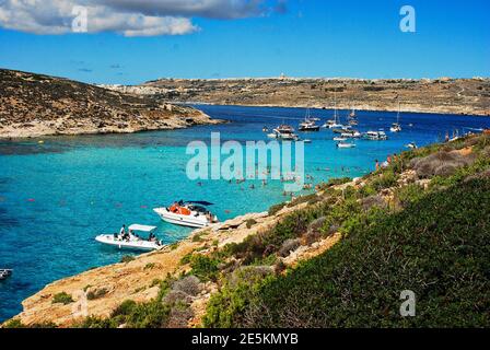 Blue Lagoon è la destinazione turistica più popolare per le vacanze nell'isola maltese Foto Stock