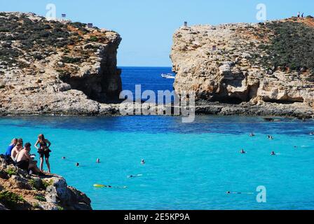 Laguna Blu nell'isola di Comino con acqua ciano e costa rocciosa nelle isole maltesi Foto Stock