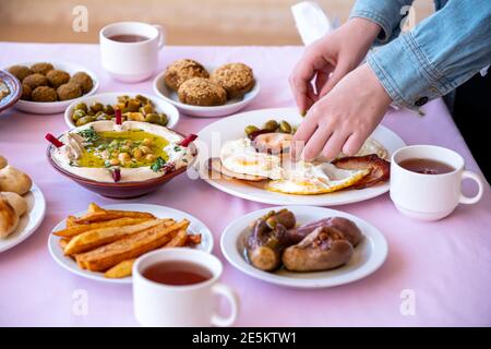 Tavolo arabo per la colazione pieno di piatti gustosi Foto Stock