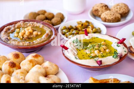 Tavolo arabo per la colazione pieno di piatti gustosi Foto Stock