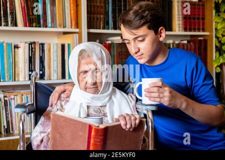 Ragazzo giovane e della nonna Foto Stock