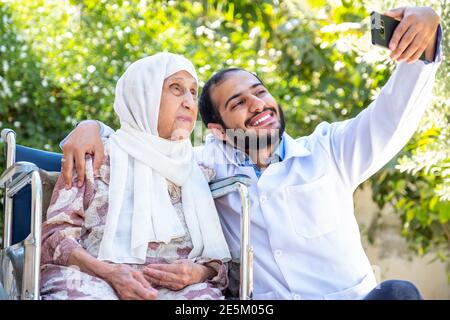 prendere selfie con la vecchia donna Foto Stock