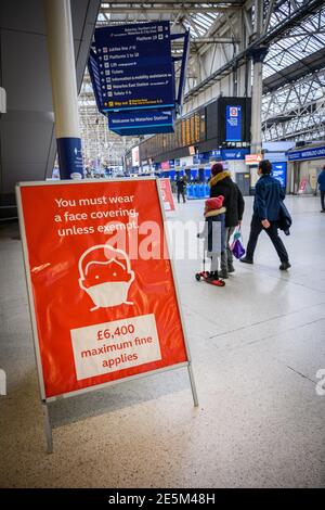 Cartelli che indicano ai pendolari di indossare la maschera facciale a vuoto Stazione di Londra Waterloo Foto Stock