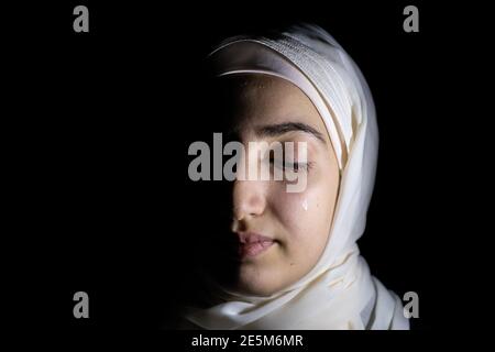ritratto della ragazza medio orientale in una stanza buia Foto Stock