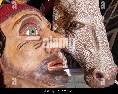 Cartoncino carnevale volti, fatti a mano per la festa culturale di Valparaiso, Cile. Festival artistico, fantasioso e divertente tradizionale Foto Stock