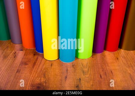 Rotoli di vinile colorati su sfondo di legno Foto Stock