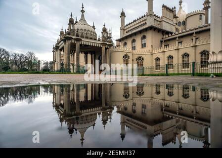 Brighton, 19 gennaio 2021: Il Royal Pavilion si riflette in una pozza Foto Stock