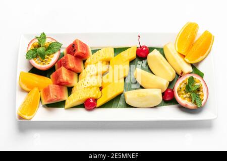 piatto misto di macedonia di frutta biologica tagliata a fresco Foto Stock