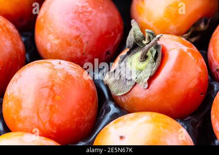 Una mostra di mercato di persimmons Foto Stock