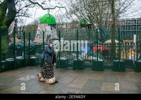 EUSTON SQUARE LONDRA, REGNO UNITO 28 GENNAIO 2021. Alte recinzioni sono erette intorno al perimetitore di Euston Square Gardens come baluari preprare per sfrangere un gruppo di attivisti anti HS2 clima che aveva istituito campo. Credit: amer Ghazzal/Alamy Live News Foto Stock