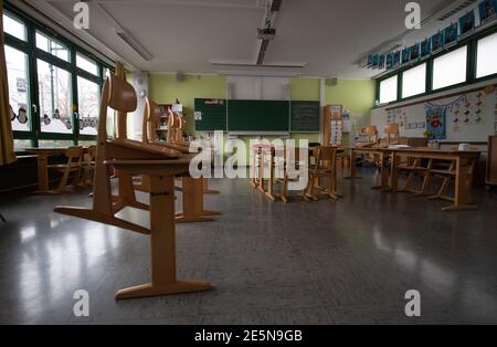 Denkendorf, Germania. 28 Gennaio 2021. Una classe vuota in una scuola primaria. Dopo la comparsa di una mutazione virale in due bambini in un centro diurno di Friburgo, l'apertura di centri e scuole di assistenza diurna a Baden-Württemberg è stata rinviata di nuovo. Finora, il 1° febbraio era stato previsto come data per una prima fase di apertura. Credit: Sebastian Gollnow/dpa/Alamy Live News Foto Stock