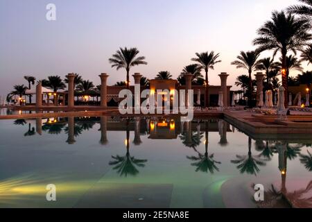 Piscina di Mosaic Beach Resort hotel a Taba Heights, Egitto, riflesso di scatto serale Foto Stock