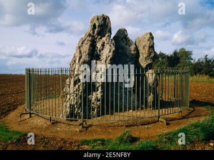 View NW of the Whispering Knights Portal dolmen, Oxfordshire, UK: Le 5 lastre calcaree sono i resti di una camera di sepoltura neolitica ora senza tetto. Foto Stock