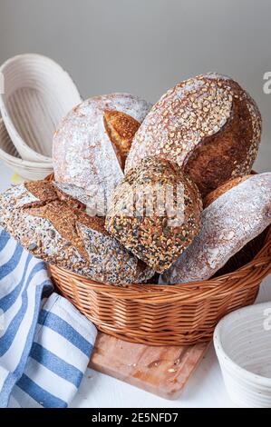 Selezione di fette di pane di pasta biologica appena sfornata. Foto Stock